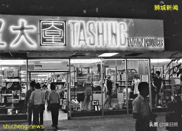 45 張照片,捕捉 1971 年新加坡的街景,來尋找中華文化的痕迹吧