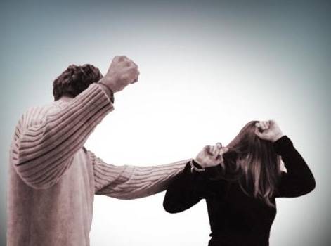 新加坡30岁少夫暴揍50岁老妻致骨折，法院这样判