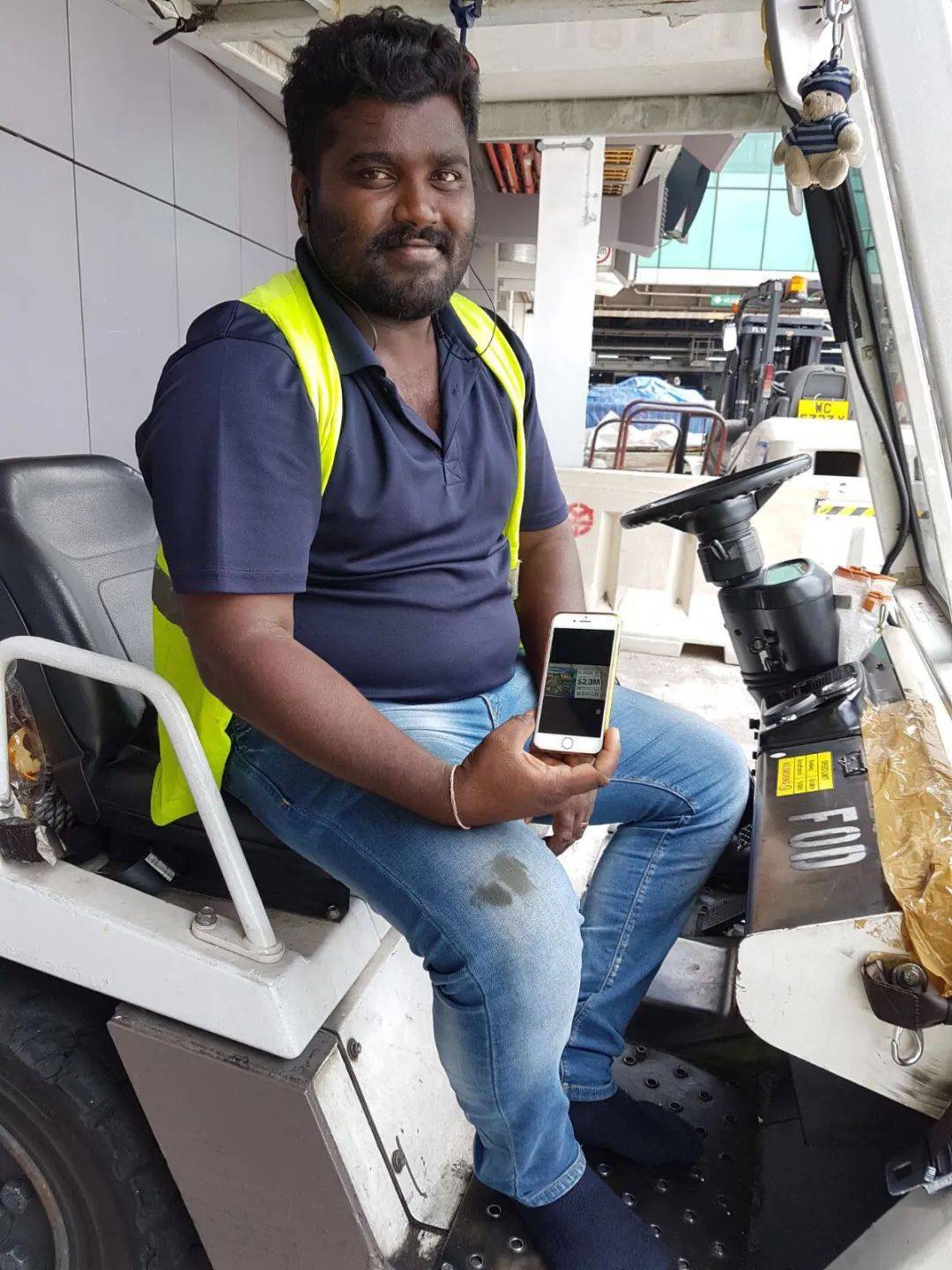 前天!新加坡多个商店大排500米长队,他们瓜分了1000多万新币