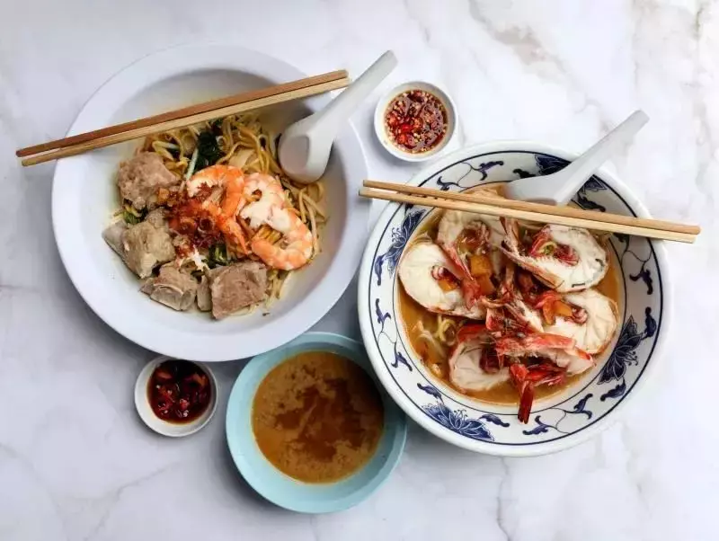 新加坡这款油鸡不配辣椒酱姜蓉,卤水还有蚯蚓,让老饕医生一路支持