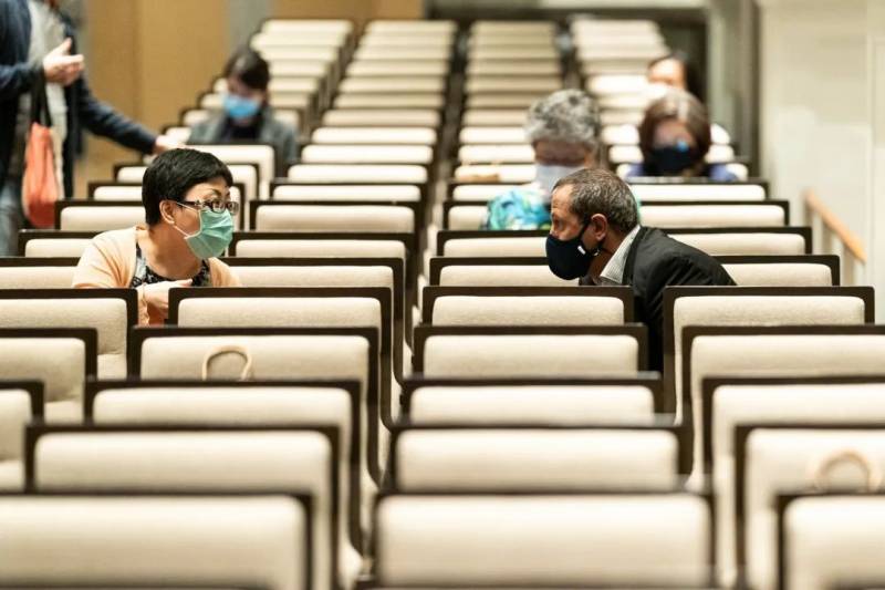 即日起,本地指定場所可以舉行最多百名觀衆室內現場表演