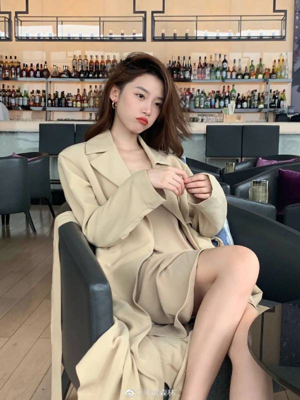 王思聪又上热搜了!点赞网红“不怪男人为她出轨”!网友:跟新加坡女伴真像