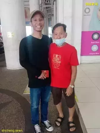 巫裔青年归还装数千令吉钱包 狮城籍老翁感动流泪