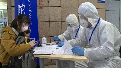 “我在新加坡打完輝瑞疫苗回國,抗體陽性被送醫院隔離!”接種疫苗後,要怎麽回國