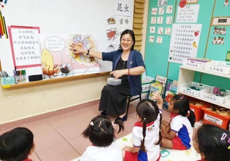 陪讀媽媽帶著女兒只身來到新加坡尋夢，不知最終將如何抉擇