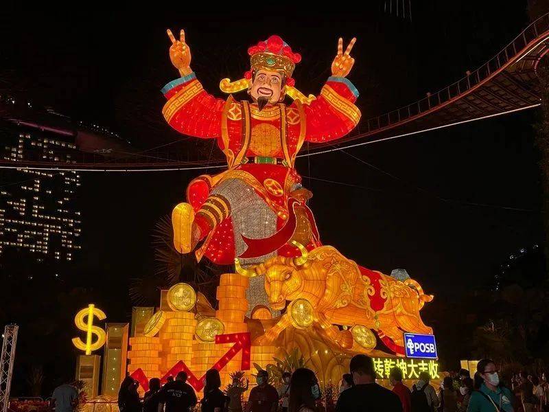 新加坡總理李顯龍魔性拜年視頻火了！各部長花式拜年，竟有財神爺上門討債