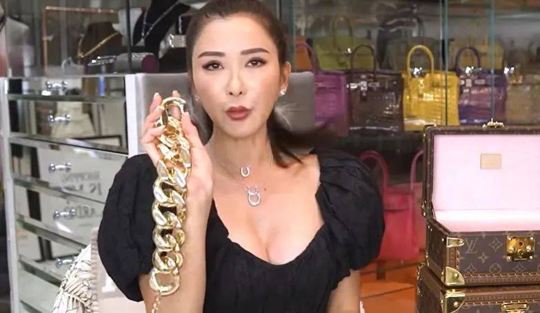 新加坡愛馬仕女王曬百萬珠寶盒,紅到中國!接下國産美妝