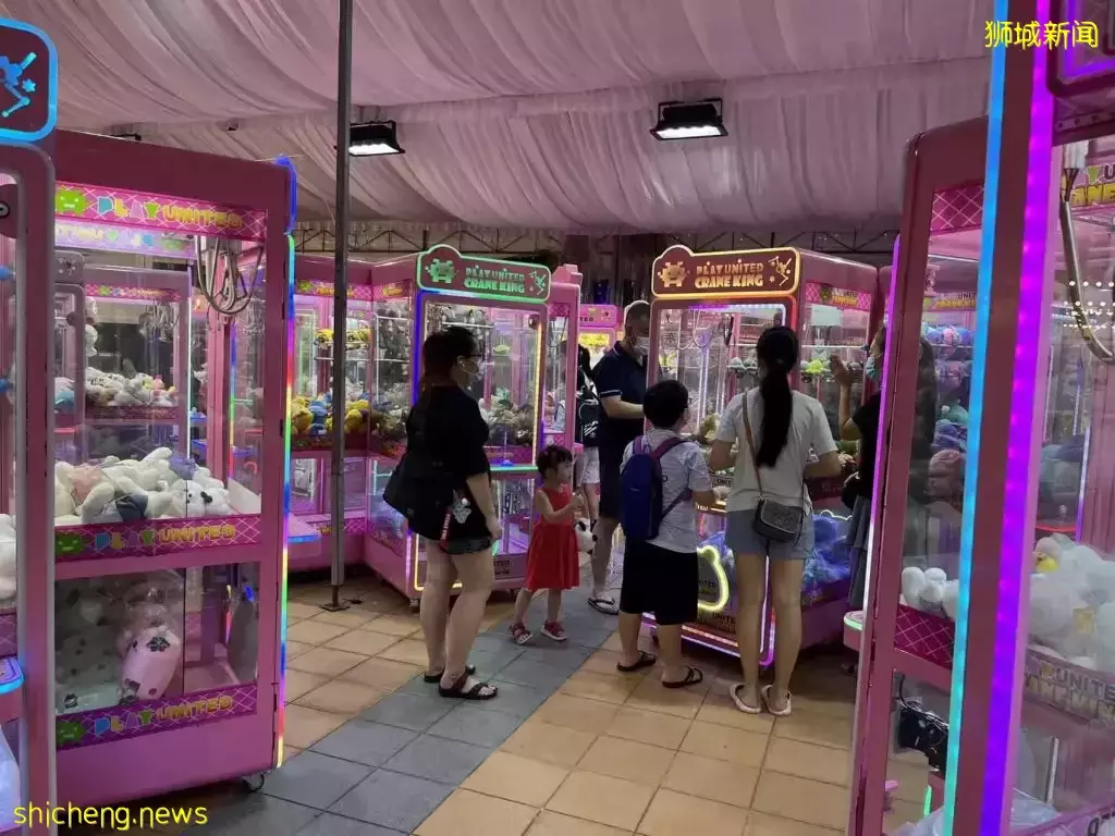 大巴窑的居民看过来!Courts前面的夜市已开始了~近40个摊位打造美食街,吃喝玩乐全都有👍