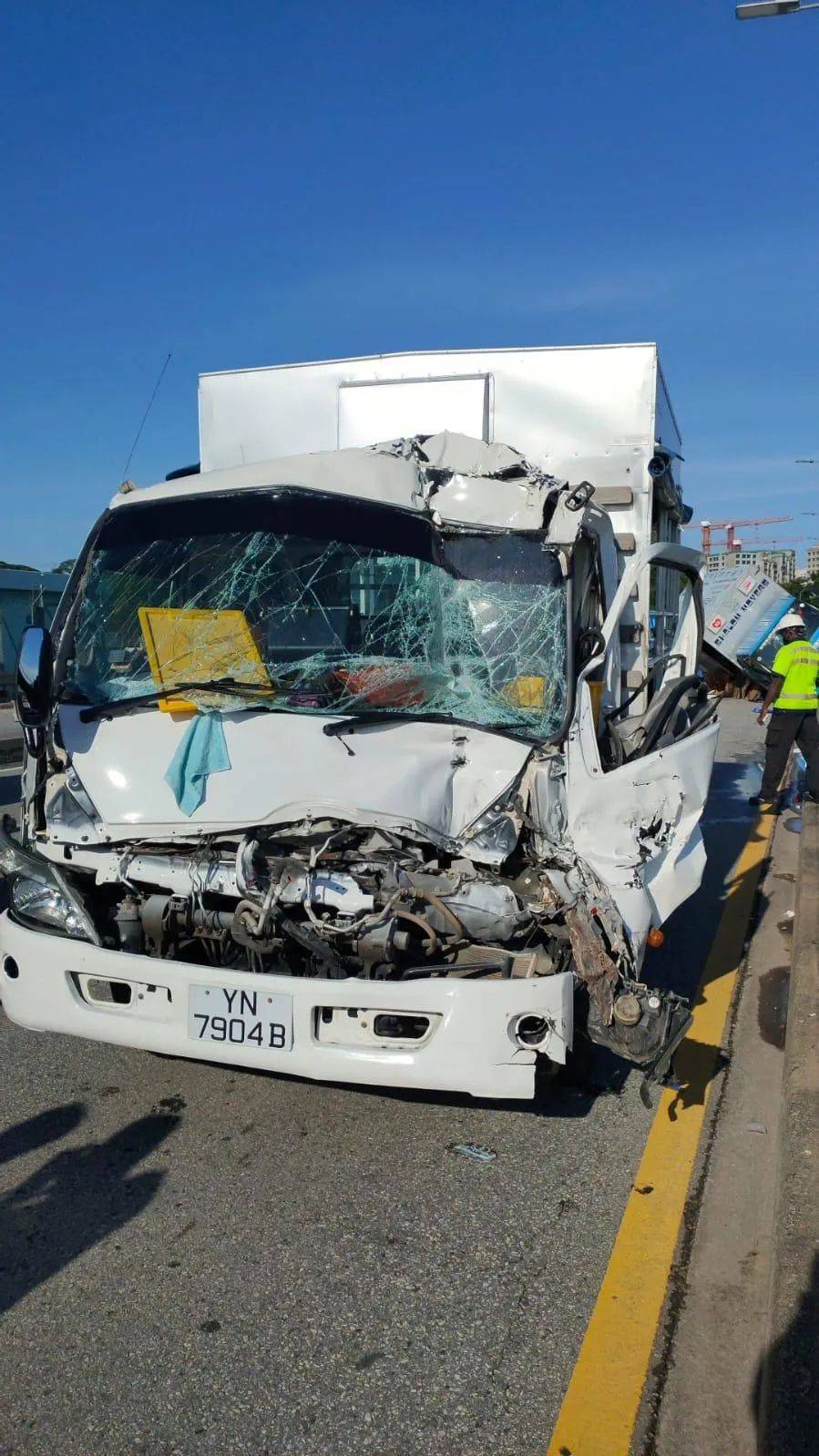 奇葩！因围观车祸而撞车，新加坡发生罕见“套娃”车祸事件