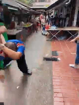 視頻曝光！新加坡兩男子大街上憤怒互毆，一人滿臉是血