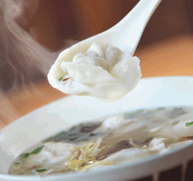 這裏居然有一家藏在鬧市裏的中餐小館!下雨天,要不要來碗馄饨