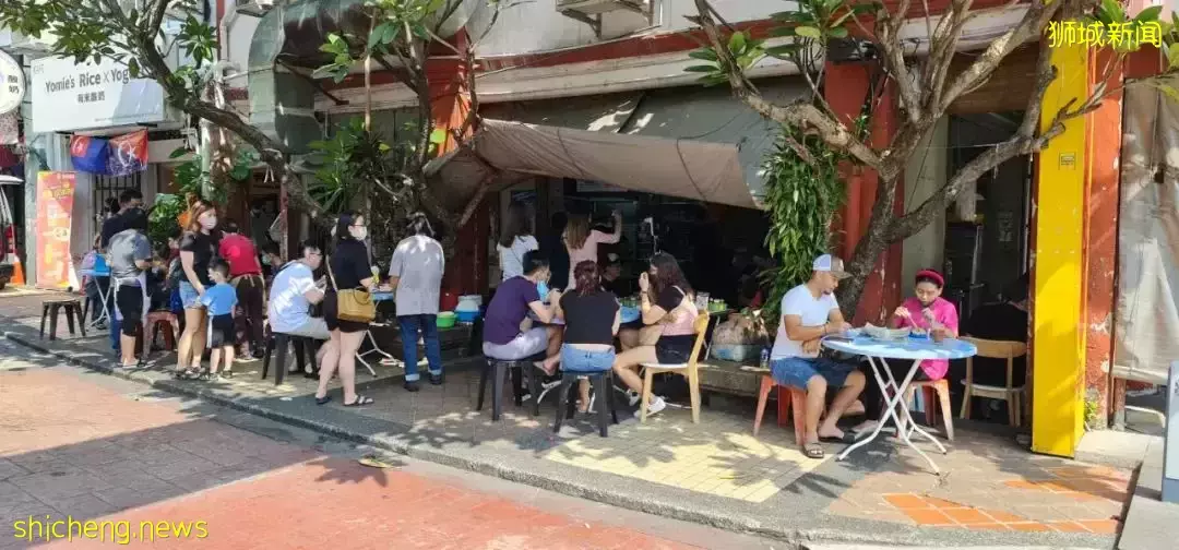 首个解封周末!新加坡全岛到处是人,机场、酒吧、商场,连新山也挤满!或进一步解封