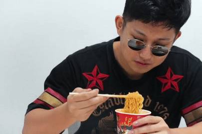 實拍!疫情期間自虐!在新加坡挑戰全球第一辣的泡面!