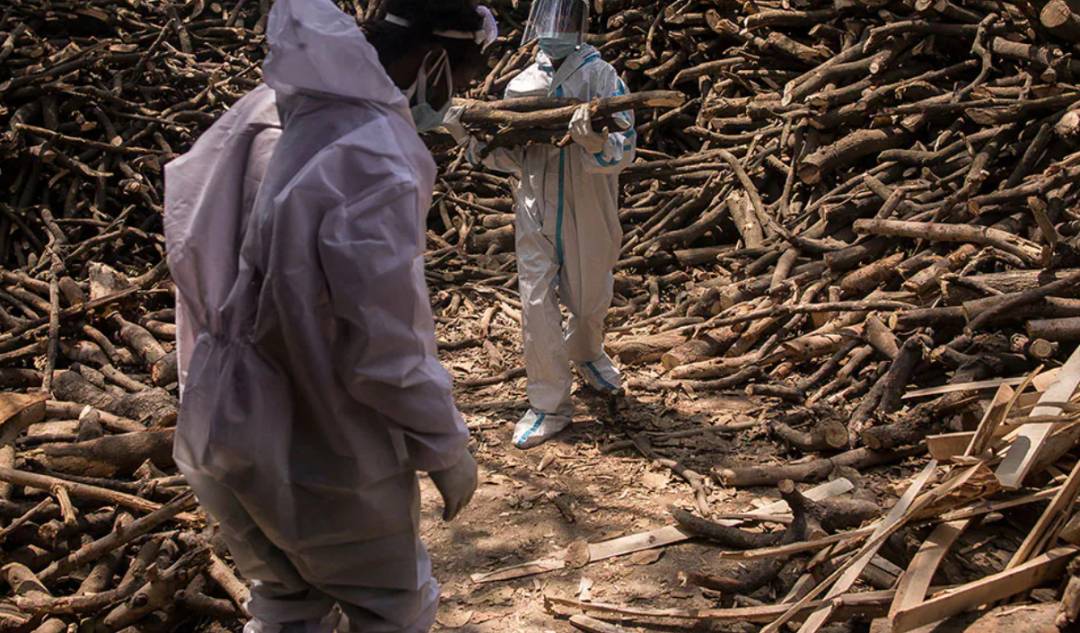 印度全面告急！日增34萬例，屍橫遍野、火葬場爆滿！還有人設法逃往新加坡
