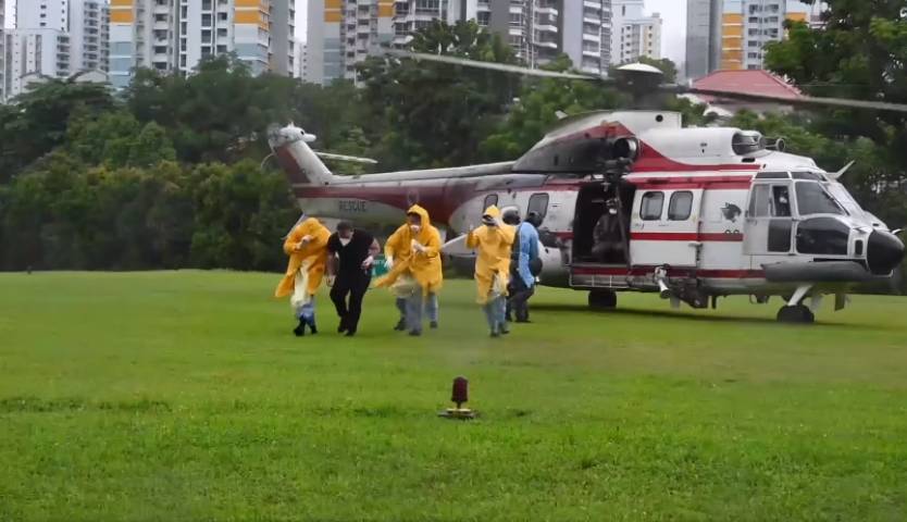 新加坡空軍出動直升機，爲了從遊輪上救人