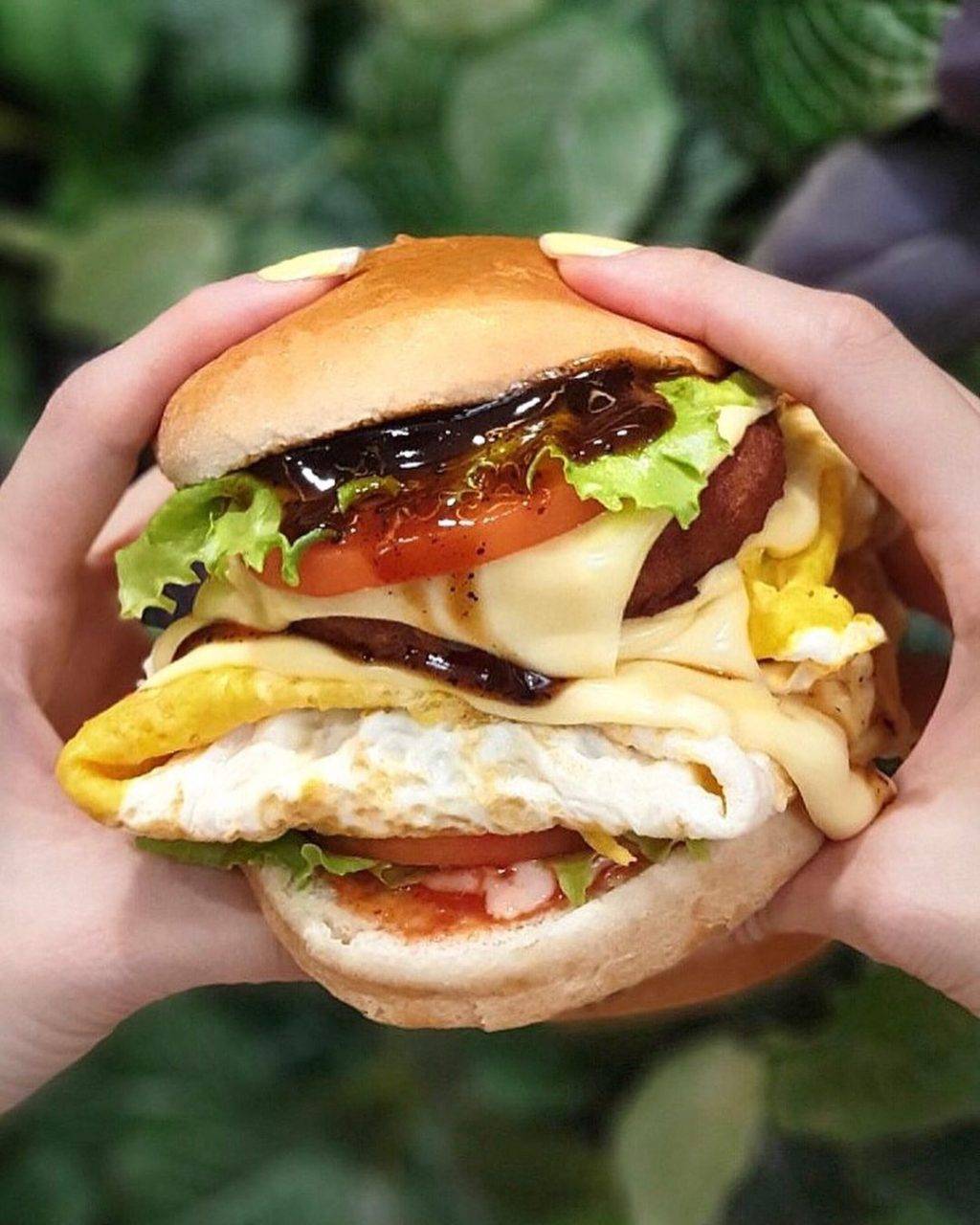 老板玩很大🔥 Ramly Burger塞滿四層肉餅，漢堡比你嘴還大！卡路裏炸彈=秘制醬料+邪惡組合💣