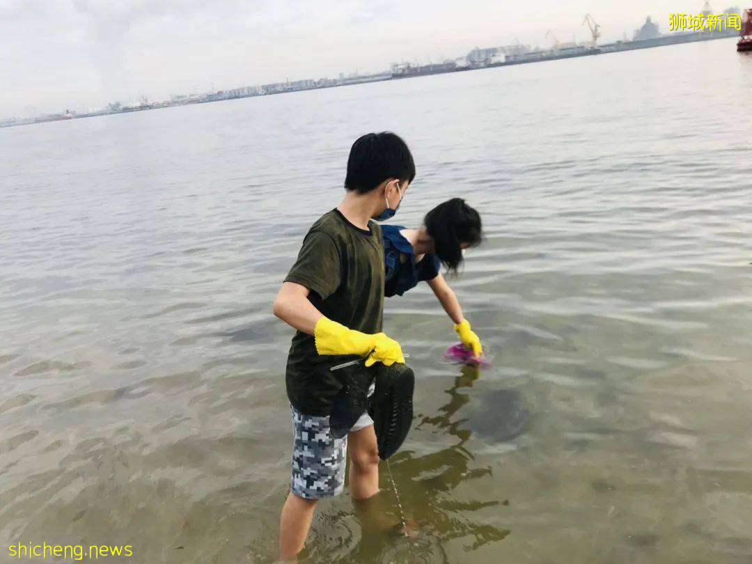 “我的两个儿子,就爱在新加坡捡垃圾!”