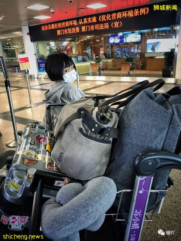 为了回新加坡,一家3口买高价票,隔夜中转28小时