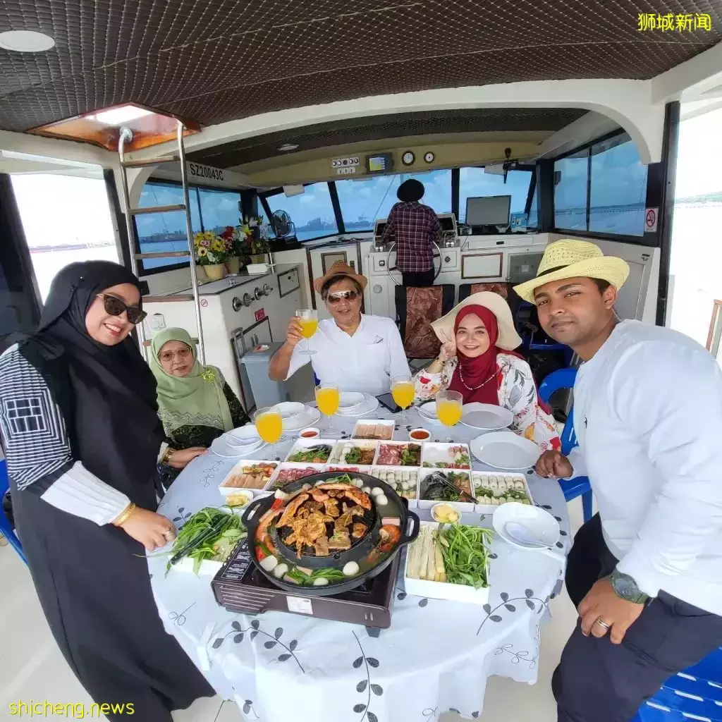 在游艇上吃Mookata!游艇、美食、美景我全都要