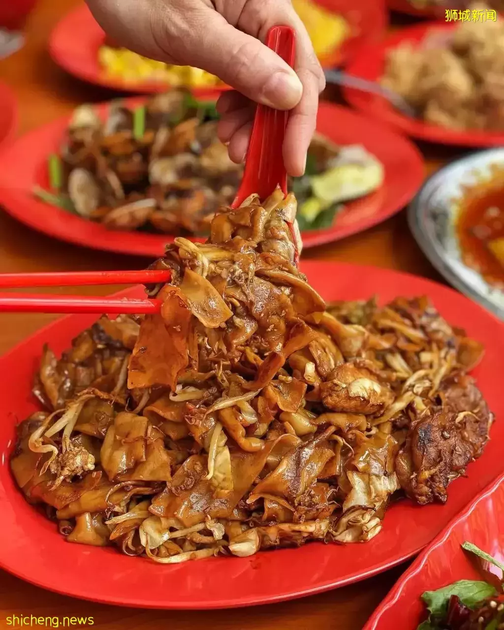 咖啡店里的煮炒小档🤤 现点现炒、锅气十足!Q弹滑顺的月光河粉一大盘才S$5🔥