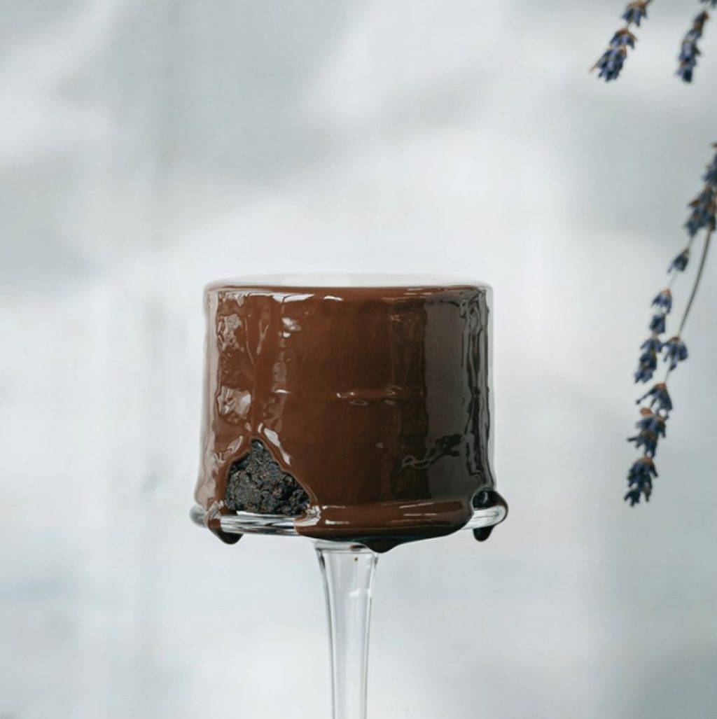 全島熱賣中🔥Starbucks新品巧克力摩卡蛋糕🍫瀑布巧克力醬傾瀉而下，甜蜜暴擊來襲✨