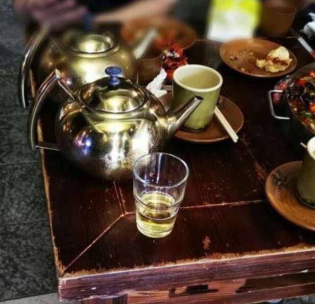新加坡餐馆为卖酒吸客送骚操作，挂茶壶卖啤酒