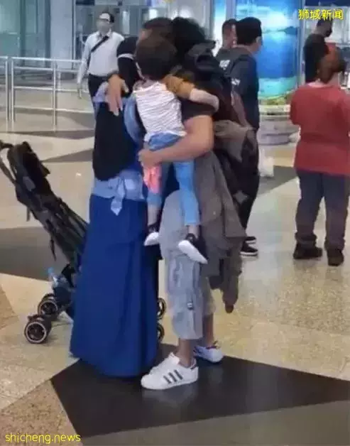 来新加坡一年半,发现妻子有了二胎!他在机场跪地磕头痛哭