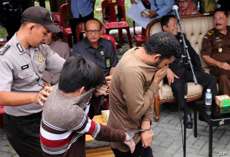 实拍！印尼19岁男子被当街鞭刑146下！打得比新加坡还狠