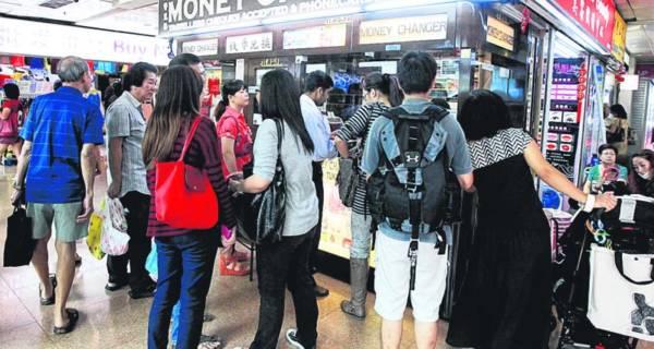 跌破3令吉大关 大马局势仍不稳 兑换商保守换钱