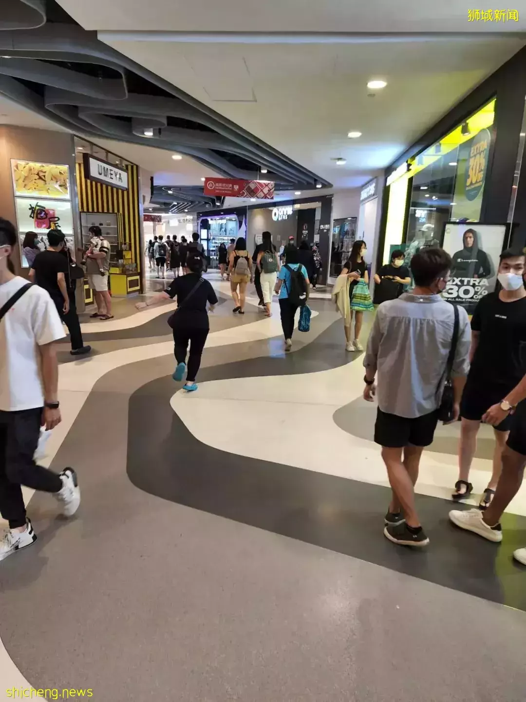 首个解封周末!新加坡全岛到处是人,机场、酒吧、商场,连新山也挤满!或进一步解封