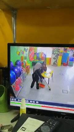 視頻曝光!這個新加坡籍女校長毆打虐童!“像拎小雞一樣”