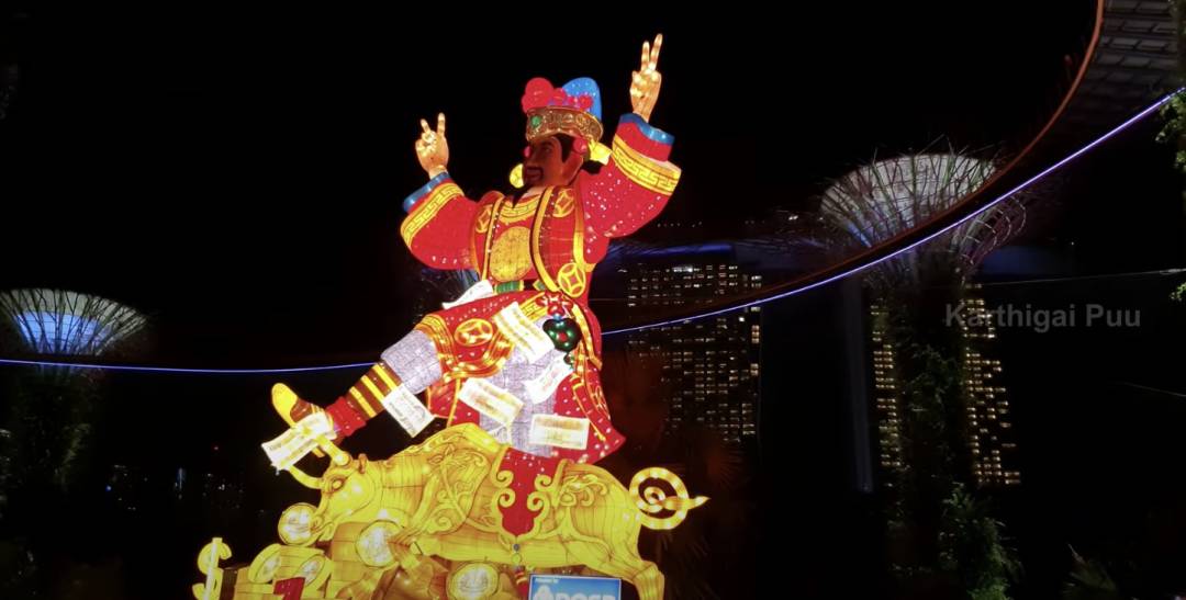 新加坡總理李顯龍魔性拜年視頻火了！各部長花式拜年，竟有財神爺上門討債