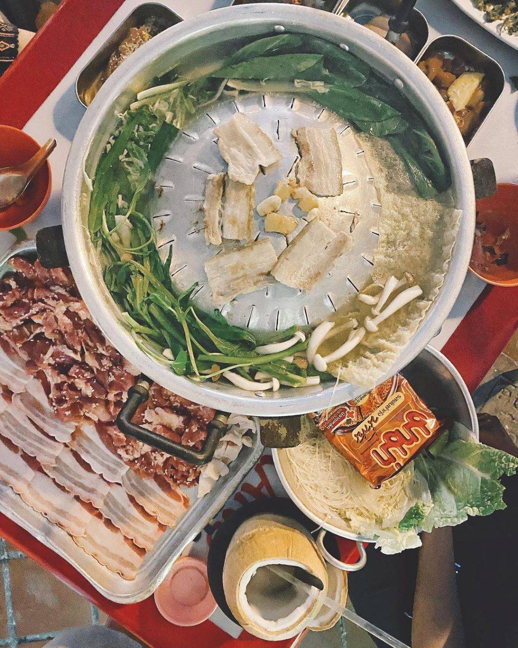 瞬穿曼谷街頭！氣氛滿點的泰式炭燒火鍋Tom Yum Kungfu🤤 口味正宗、平價又好吃！