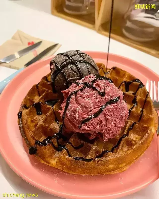 Buona Vista隐藏在贩售机后的咖啡馆🤨粉红大门必打卡!主打手作冰淇淋与养生茶🍵