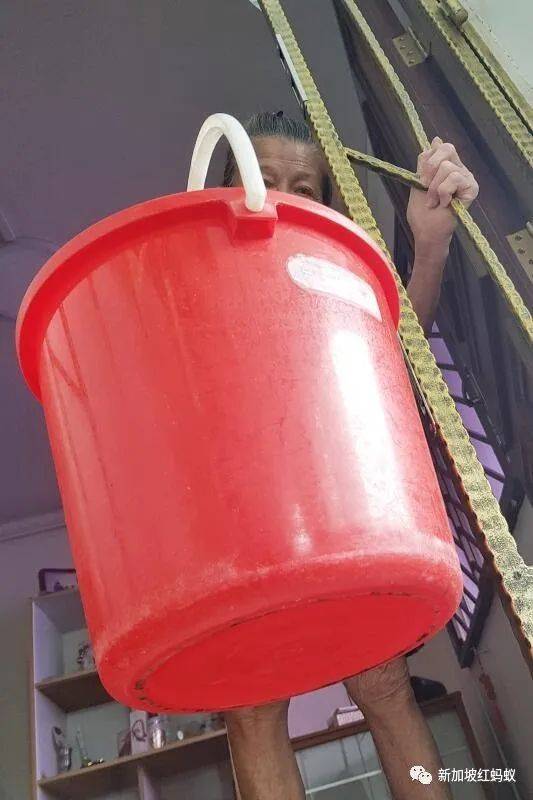 好邻居! 隔壁失火不逃命,81岁驼背阿嫲奋不顾身灭火获表扬