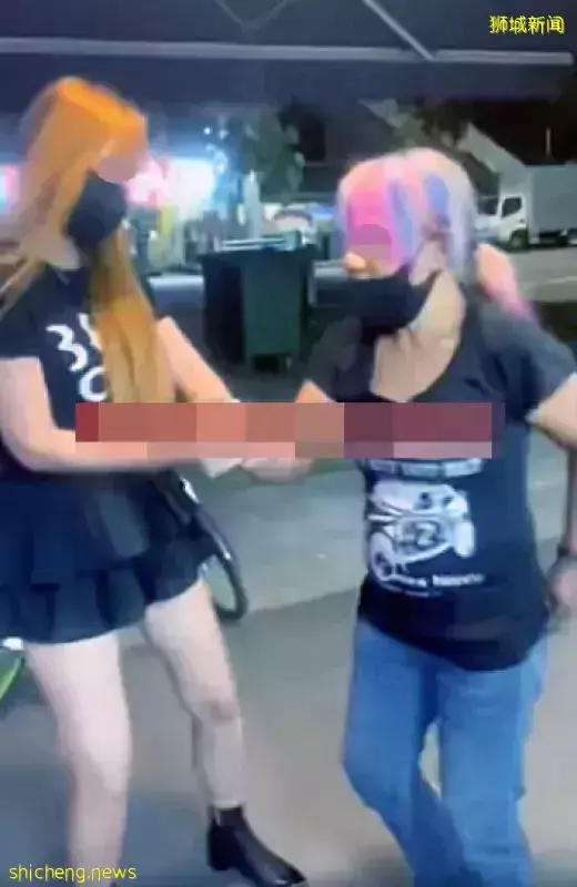 女顾客抓了一把钱就跑 美发师猛追 死拉着不放