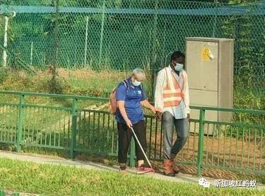 暖心！　獅城地鐵承包商安排客工天天助視障人士安全出行