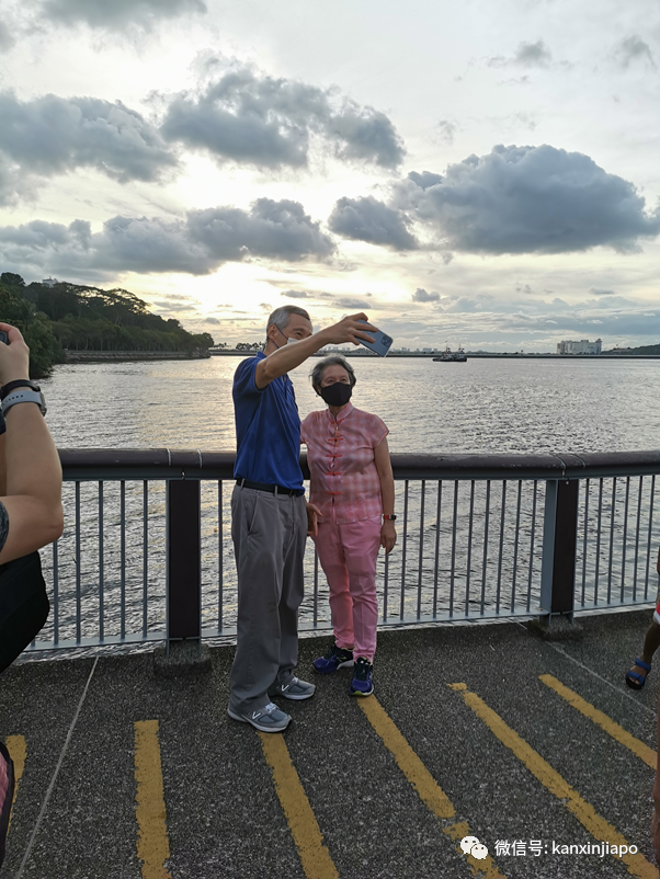 捕获野生李显龙与夫人看大海、逛公园、玩自拍