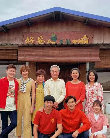 雅慧新剧演现代农夫 使用翻土机失手机器“飞出”