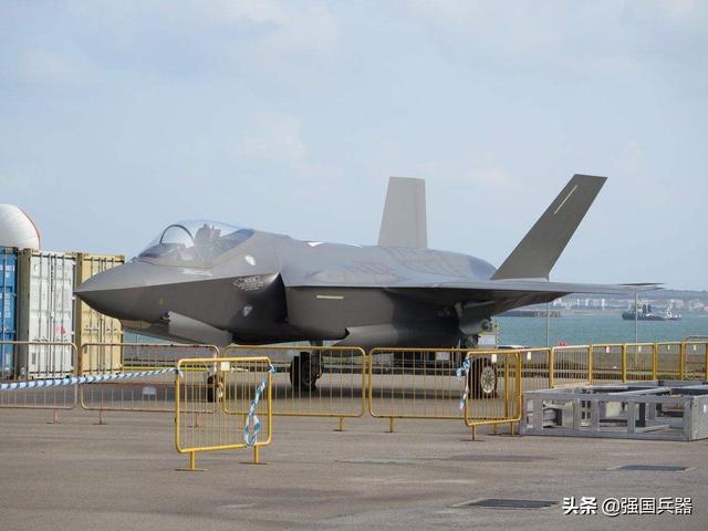 难得一见!歼-10与美五代机同台较量,新加坡人:中国带来最大惊喜