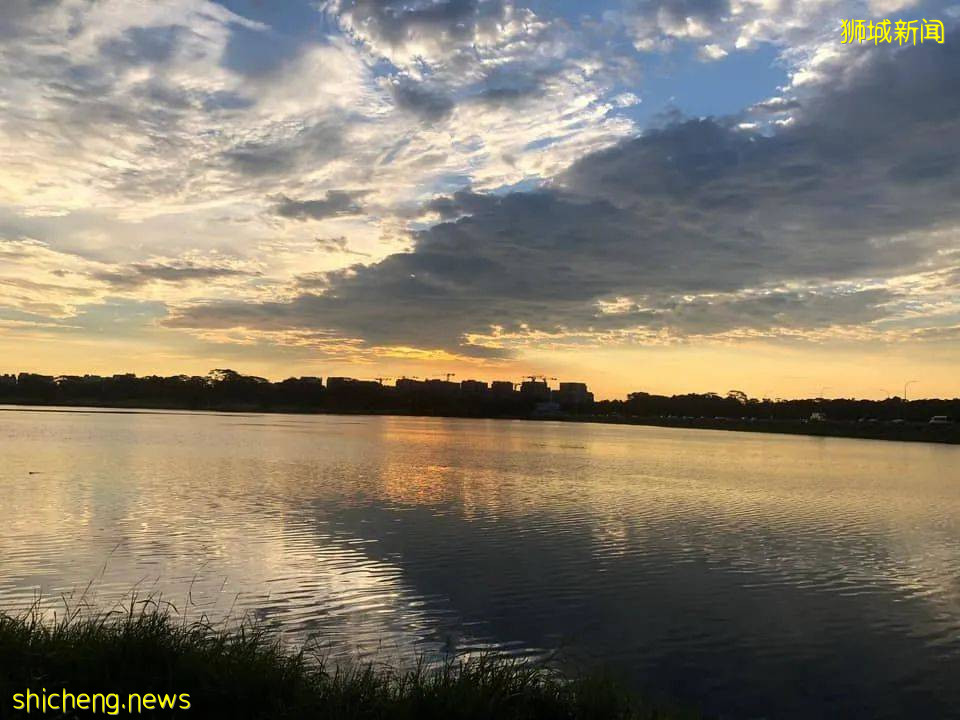 实拍新加坡奇异天象!黑云压境,闪电从天劈下