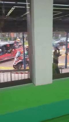 實拍新加坡巴士撞進德士站!頂棚倒塌、多人受傷,部長到場