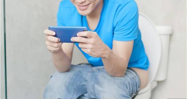 如厕常常滑手机 马桶坐久 易引发痔疮