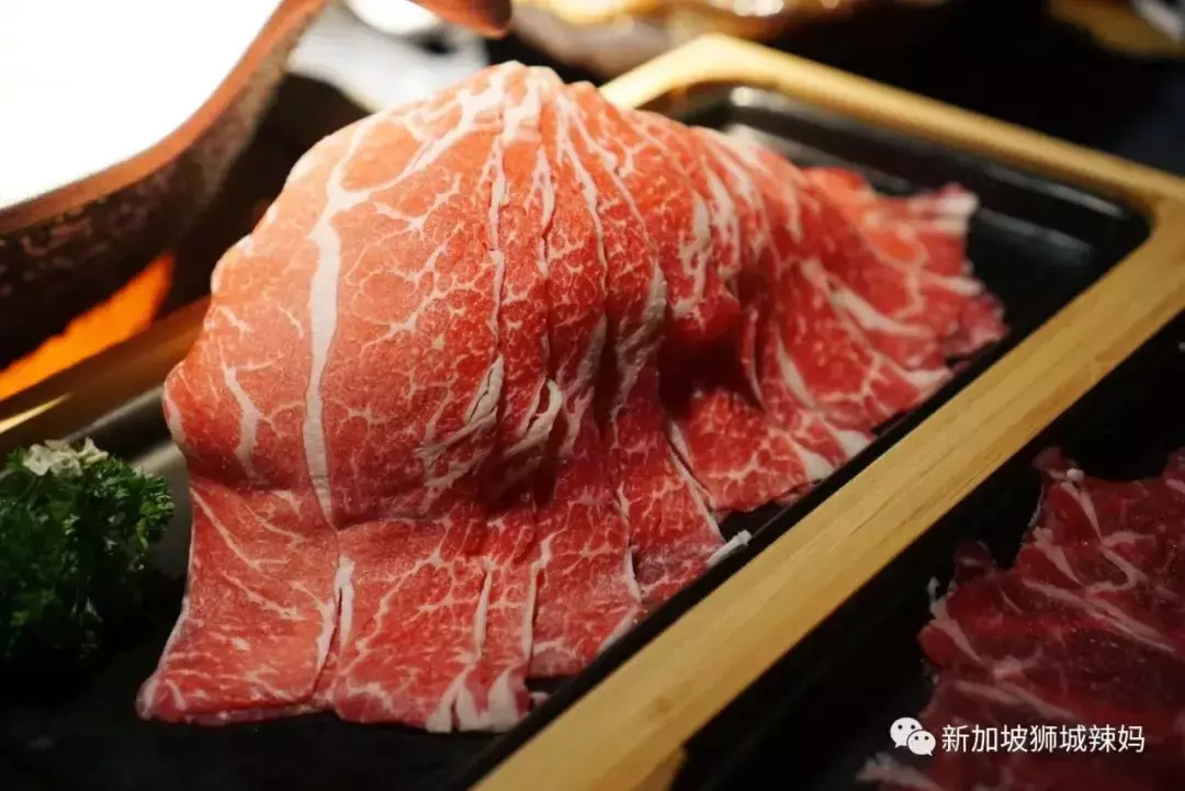 排队5小时!网红凑凑火锅来新加坡了!锅底无限续、奶茶免费喝!菜品大曝光