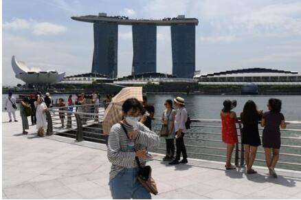 新加坡防疫“外紧内松”，对外发19国禁入令，对内总理聚堆看樱花