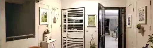 卖房想让买家一眼相中?学学摇身变画廊的这条新加坡组屋走廊