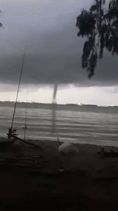 實拍！新加坡再現“水龍卷”！水柱直沖雲霄，猶如末日