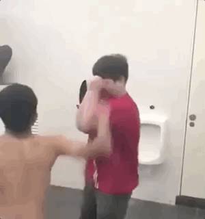 新加坡這所頂級名校，發生了激烈的衛生間大戰