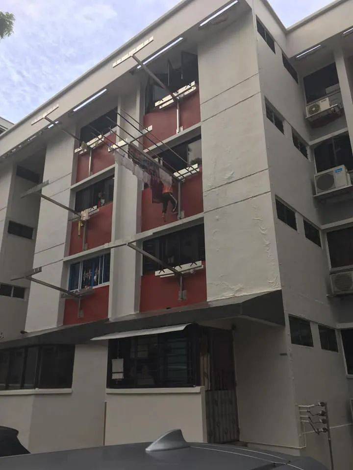 “要不是客工出手相救,我儿子就从三楼窗台掉下去了”