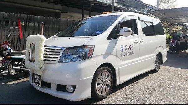 “莹莹,爸妈回来看你了” 父母从新国赶回送殡